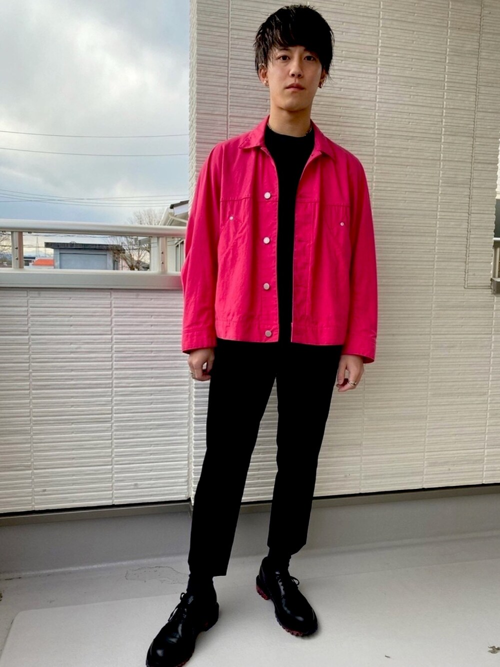 「URU、ドレスシューズ、私の推しブランド、これが私をアゲる服」｜「URUのアイテム（デニムジャケット、ピンク系）」を使った、たかさん（メンズ・172cm）の冬コーディネートの1枚目の写真
