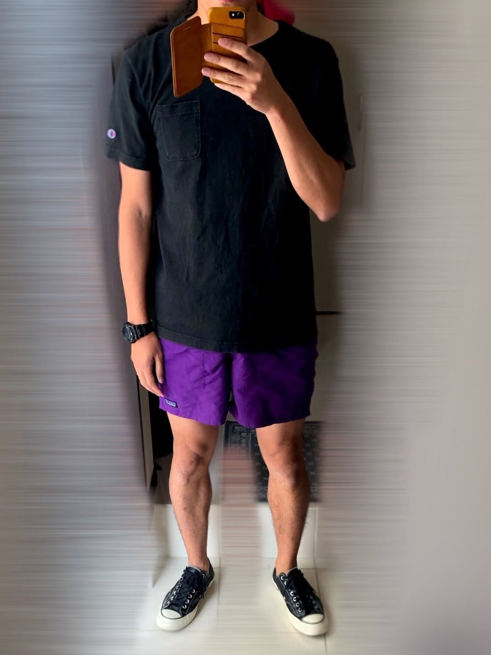 ブラック系のTシャツ/カットソー、パープル系のその他パンツ、ホワイト系のスニーカーを着用したメンズの春コーディネートの1枚目の写真