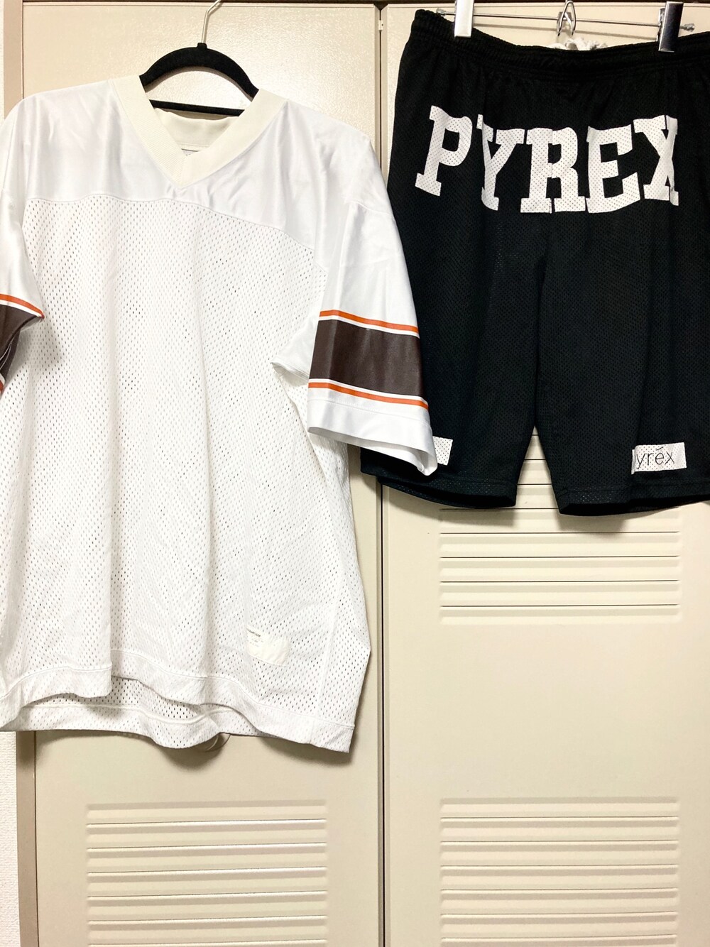 「夏コーデ、ゆるコーデ、スポーツミックス、メッシュ、ストリート」｜「HIDE AND SEEKのアイテム（Tシャツ/カットソー、ホワイト系）」を使った、アオさんさん（メンズ・174cm）の秋コーディネートの1枚目の写真