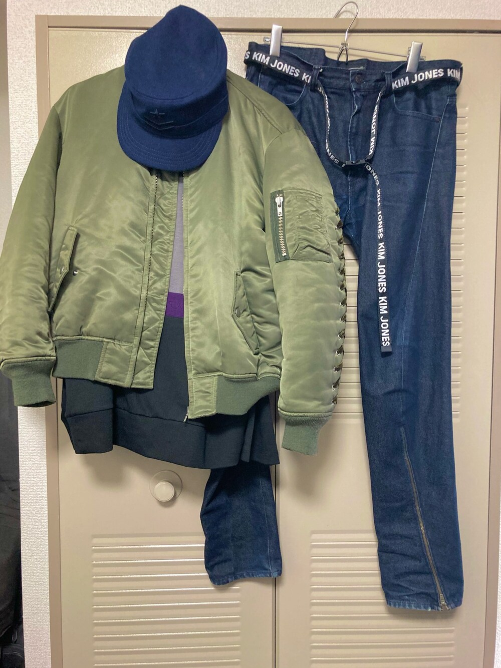 「冬コーデ、カジュアルコーデ、アメカジ、キャップ、おしゃれさんと繋がりたい」｜「G.V.G.V.の【G.V.G.V.】LACE UP MA-1 BLOUSON（ブルゾン、グリーン系）」を使った、アオさんさん（メンズ・174cm）の秋コーディネートの1枚目の写真