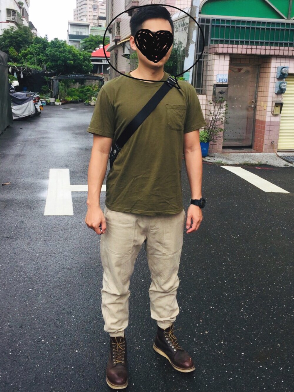 グリーン系のトップス、ブラウン系のシューズ、ベージュ系のパンツを着用したレディースの春コーディネートの1枚目の写真