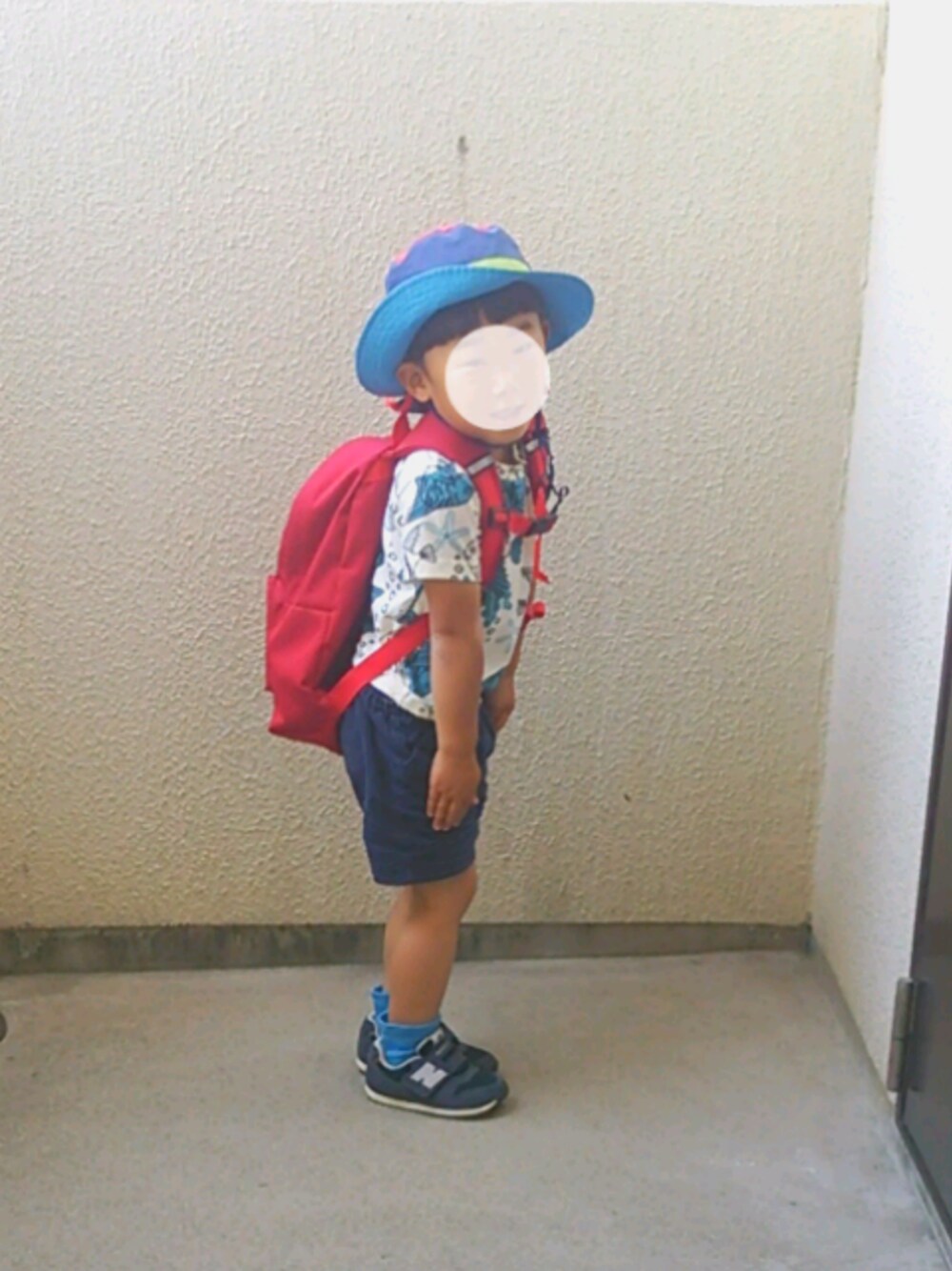 「男の子、3歳、公園スタイル」｜「Ampersandのアウトドアハット（ハット、ブルー系）」を使った、まつさん（キッズ・100cm）の春コーディネートの1枚目の写真