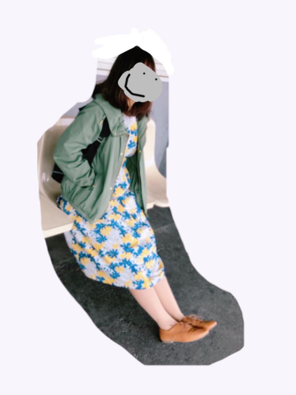 ブルー系のワンピース、グリーン系のマウンテンパーカー、ブラウン系のドレスシューズを着用したレディースの春コーディネートの1枚目の写真