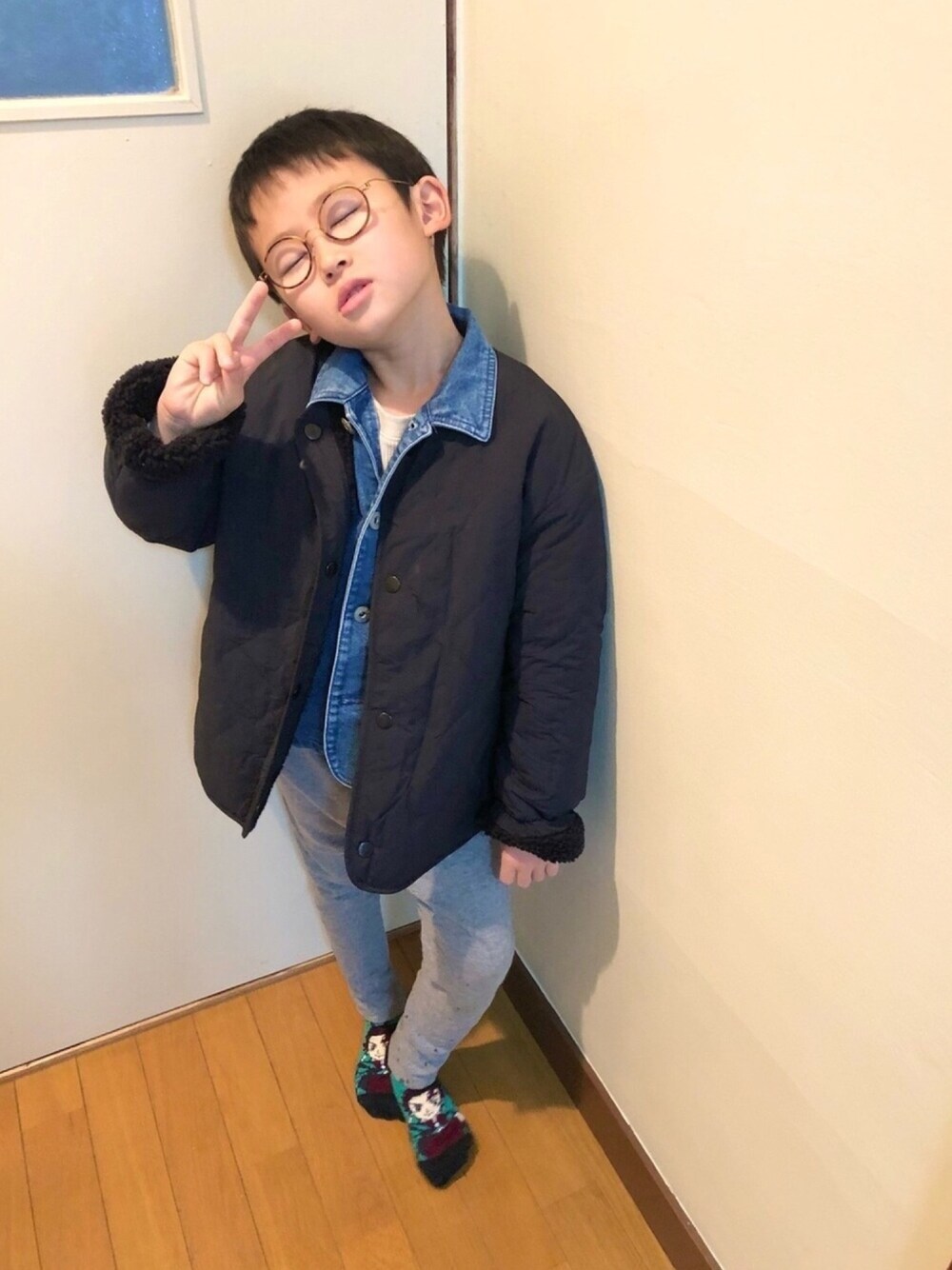 「冬コーデ、プチプラコーデ、おしゃれさんと繋がりたい、デニム、ノーカラーコート、登校、スウェットパンツ、ユニクロ、シンプルコーデ、カジュアル」｜「GLOBAL WORKの【キッズ】デニムカバーオール/737486（デニムジャケット、ブルー系）」を使った、naomamaさん（キッズ・120cm）の秋コーディネートの1枚目の写真