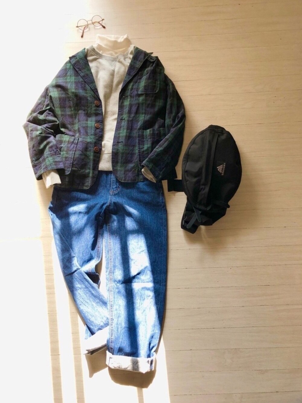 「男女兼用、スウェット、デニムパンツ、置き画、おしゃれさんと繋がりたい、大人カジュアル、休日スタイル、秋のコーデ、チェック、ハイネック」｜「ehka sopoのアイテム（デニムパンツ、ブルー系）」を使った、naomamaさん（レディース・152cm）の秋コーディネートの1枚目の写真