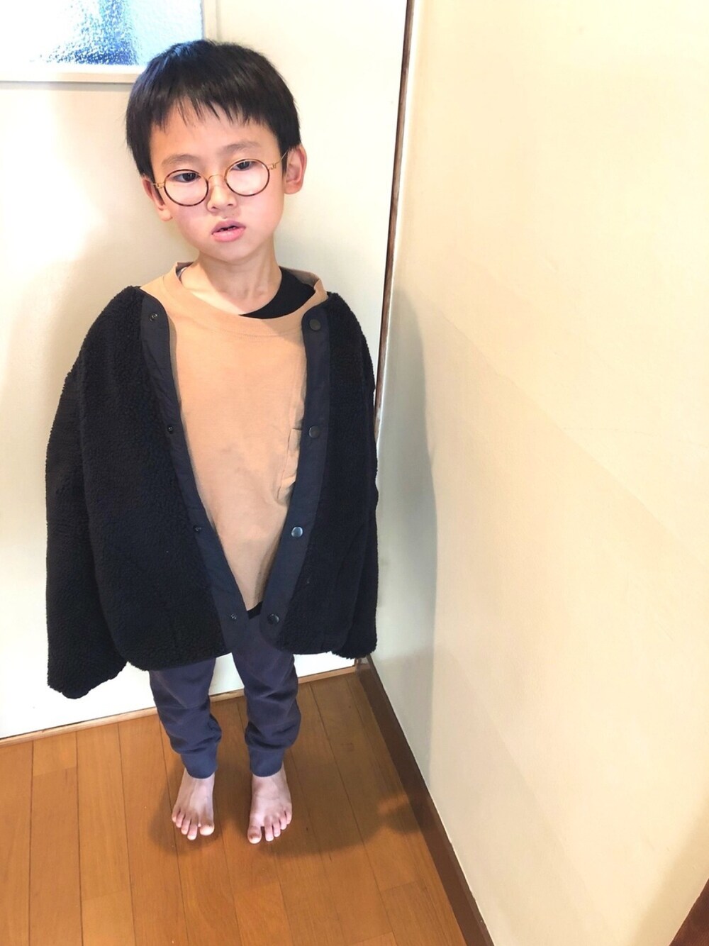 「シンプル、プチプラ、ボア、カジュアル、登校、冬コーデ、お洒落さんとつながりたい、スウェットパンツ、めがね、ユニクロ」｜「antiquaの極暖ヒートロンＴ（Tシャツ/カットソー、ブラック系）」を使った、naomamaさん（キッズ・120cm）の秋コーディネートの1枚目の写真