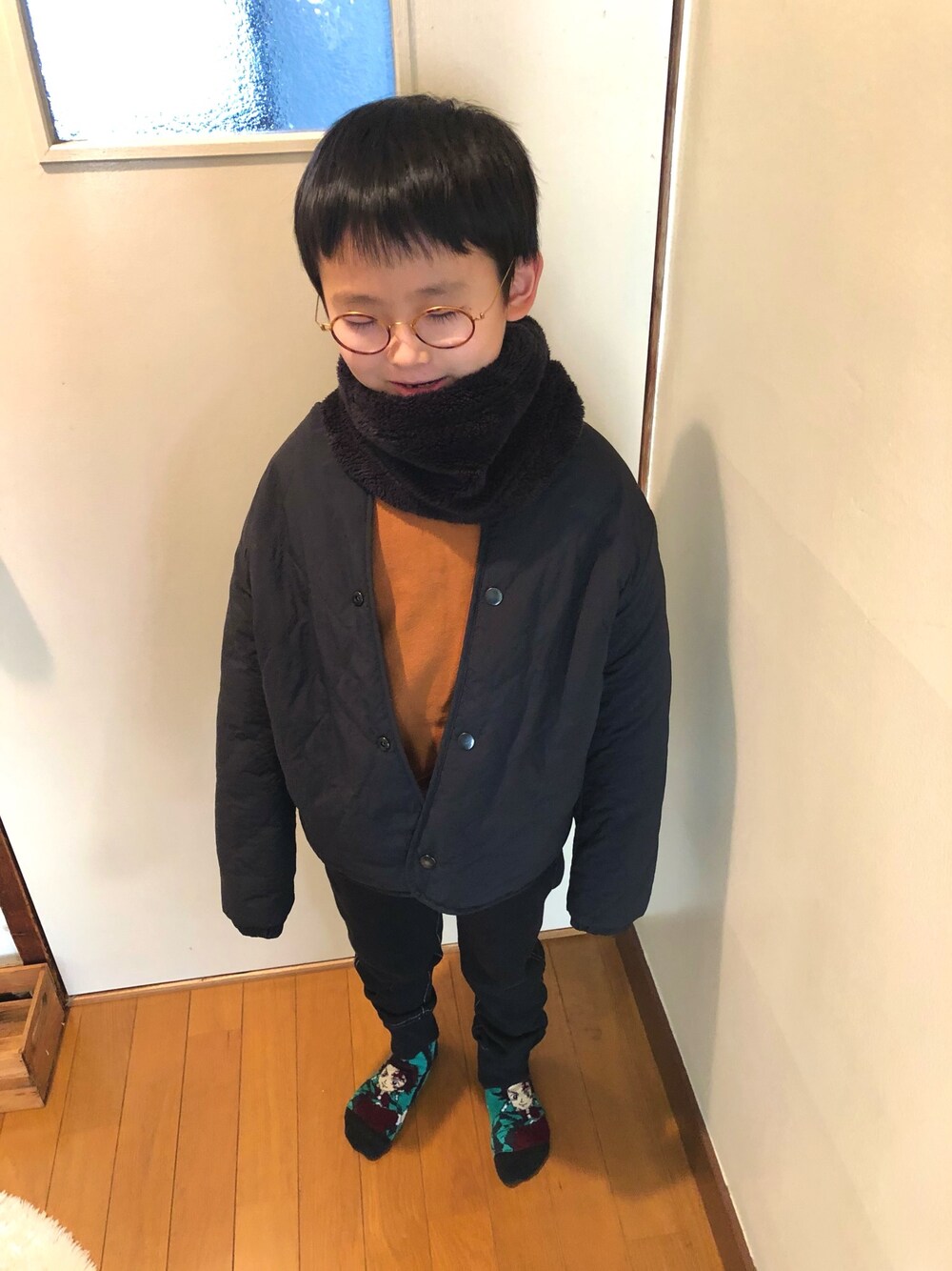 「登校、ユニクロ、カジュアル、おしゃれさんと繋がりたい、パンツスタイル、スウェット、プチプラ、シンプル、スヌード、めがね」｜「UNIQLOのアイテム（ノーカラーコート、ブラック系）」を使った、naomamaさん（キッズ・120cm）の冬コーディネートの1枚目の写真