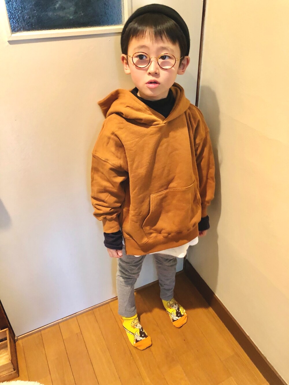 「ビッグシルエット、レイヤードスタイル、ゆるコーデ、カジュアル、UNIQLO、プチプラ、スウェット、おしゃれさんと繋がりたい、ニット帽、キッズコーデ」｜「B:MING by BEAMSのB:MING by BEAMS / エンボスNYC ワッチキャップ（ニットキャップ/ビーニー、ブラック系）」を使った、naomamaさん（キッズ・120cm）の冬コーディネートの1枚目の写真