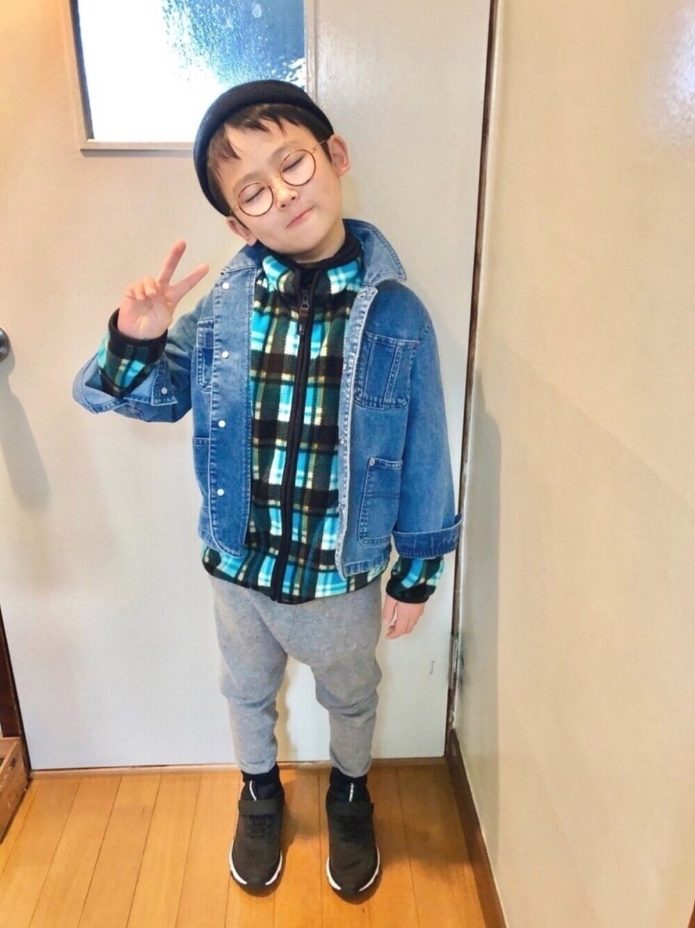 「シンプルコーデ、フリース、プチプラ、冬コーデ、スニーカーコーデ、UNIQLO、着回しコーデ、デニム、スウェット、ゆるコーデ」｜「B:MING by BEAMSのB:MING by BEAMS / エンボスNYC ワッチキャップ（ニットキャップ/ビーニー、ブラック系）」を使った、naomamaさん（キッズ・120cm）の冬コーディネートの1枚目の写真