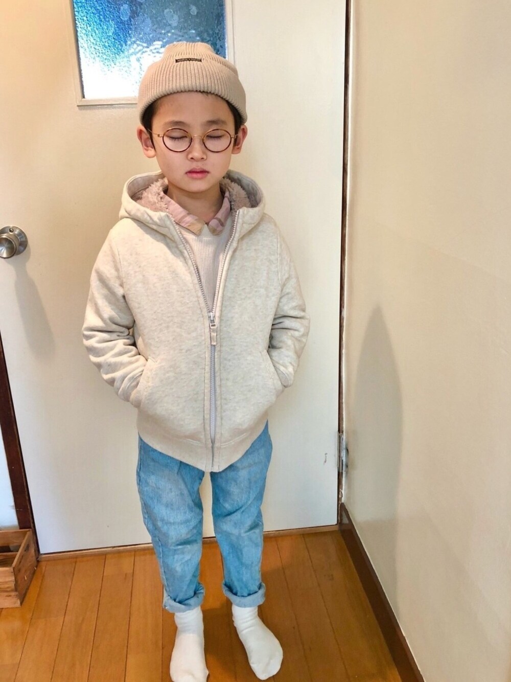 パープル系のシャツ/ブラウス、ベージュ系のTシャツ/カットソー、ホワイト系のパーカーを着用したレディースの冬コーディネートの1枚目の写真