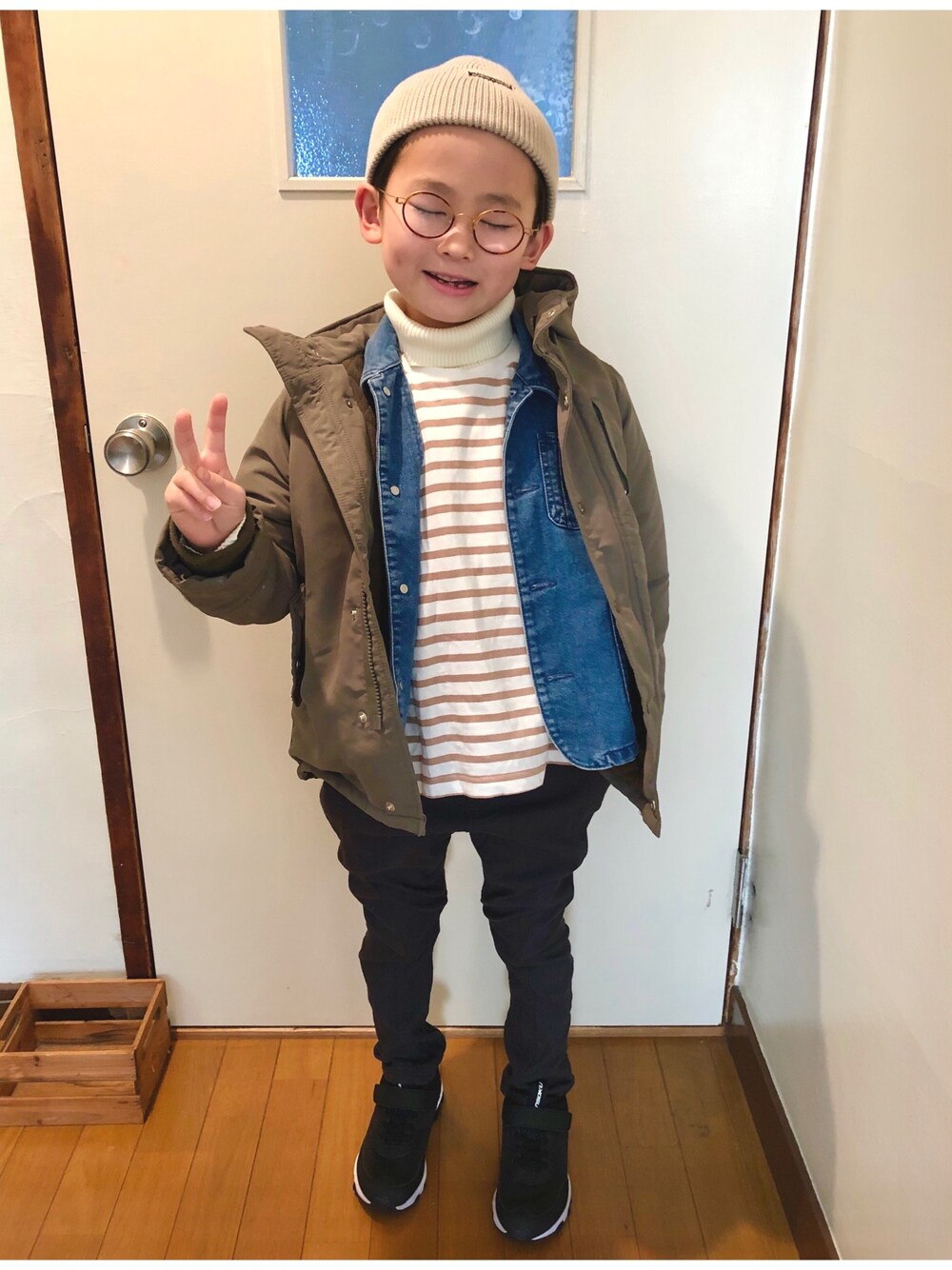 「私の推しブランド、パンツスタイル、プチプラコーデ、着回しコーデ、デニム、スニーカー、ニット、カジュアル、シンプル、レイヤードスタイル」｜「BREEZEのカラーニット帽（ニットキャップ/ビーニー、ベージュ系）」を使った、naomamaさん（キッズ・120cm）の冬コーディネートの1枚目の写真