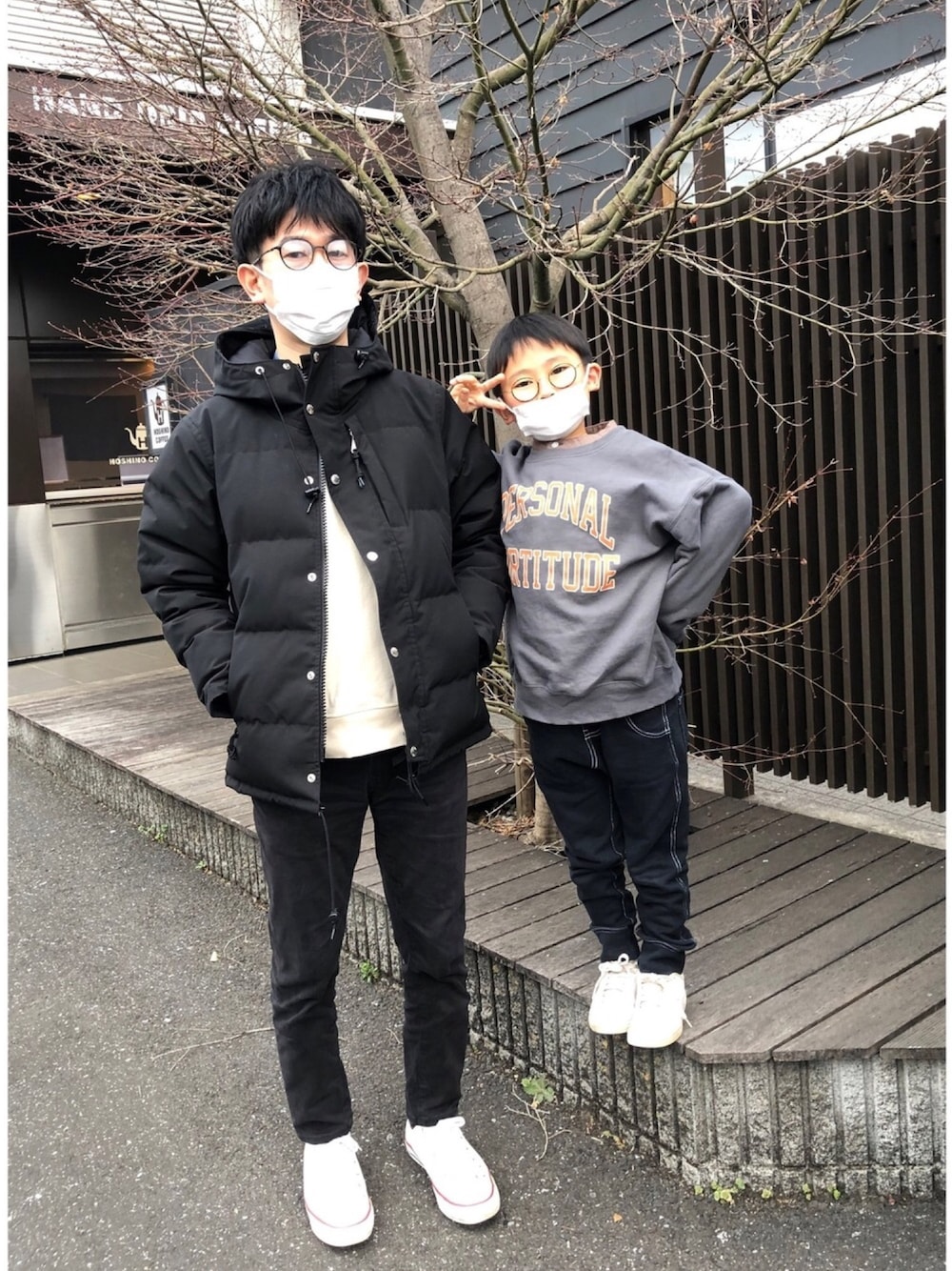 「休日コーデ、カジュアル、低身長コーデ、親子コーデ、ラフ、スニーカーコーデ、スウェット、オトナカジュアル、ナチュラル、めがね」｜「JOURNAL STANDARDのアイテム（ダウンジャケット/コート、ブラック系）」を使った、naomamaさん（メンズ・165cm）の春コーディネートの1枚目の写真