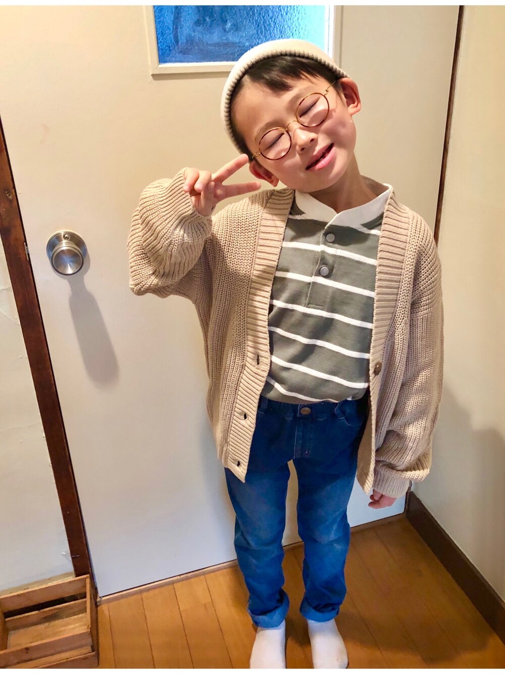 「春コーデ、休日スタイル、カジュアル、ゆるコーデ、カーディガン、デニム、スキニーデニム、着回しコーデ、シンプルコーデ、シャツスタイル」｜「apres les coursのゆったりカーディガン（カーディガン/ボレロ、ベージュ系）」を使った、naomamaさん（キッズ・120cm）の春コーディネートの1枚目の写真