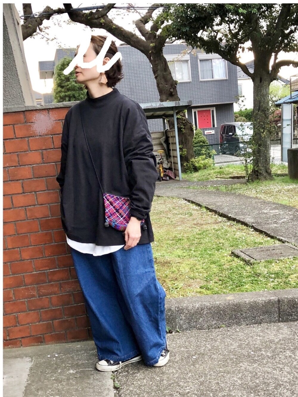「休日スタイル、オトナ女子、パンツスタイル、オトナカジュアル、低身長、プチプラ、ラフ、ビッグシルエット、ショルダーバッグ、カジュアル」｜「toneの【lea.acc*maamee*】マーブル×ベージュピンクシフォン（ピアス（両耳用）、ベージュ系）」を使った、naomamaさん（レディース・152cm）の春コーディネートの1枚目の写真