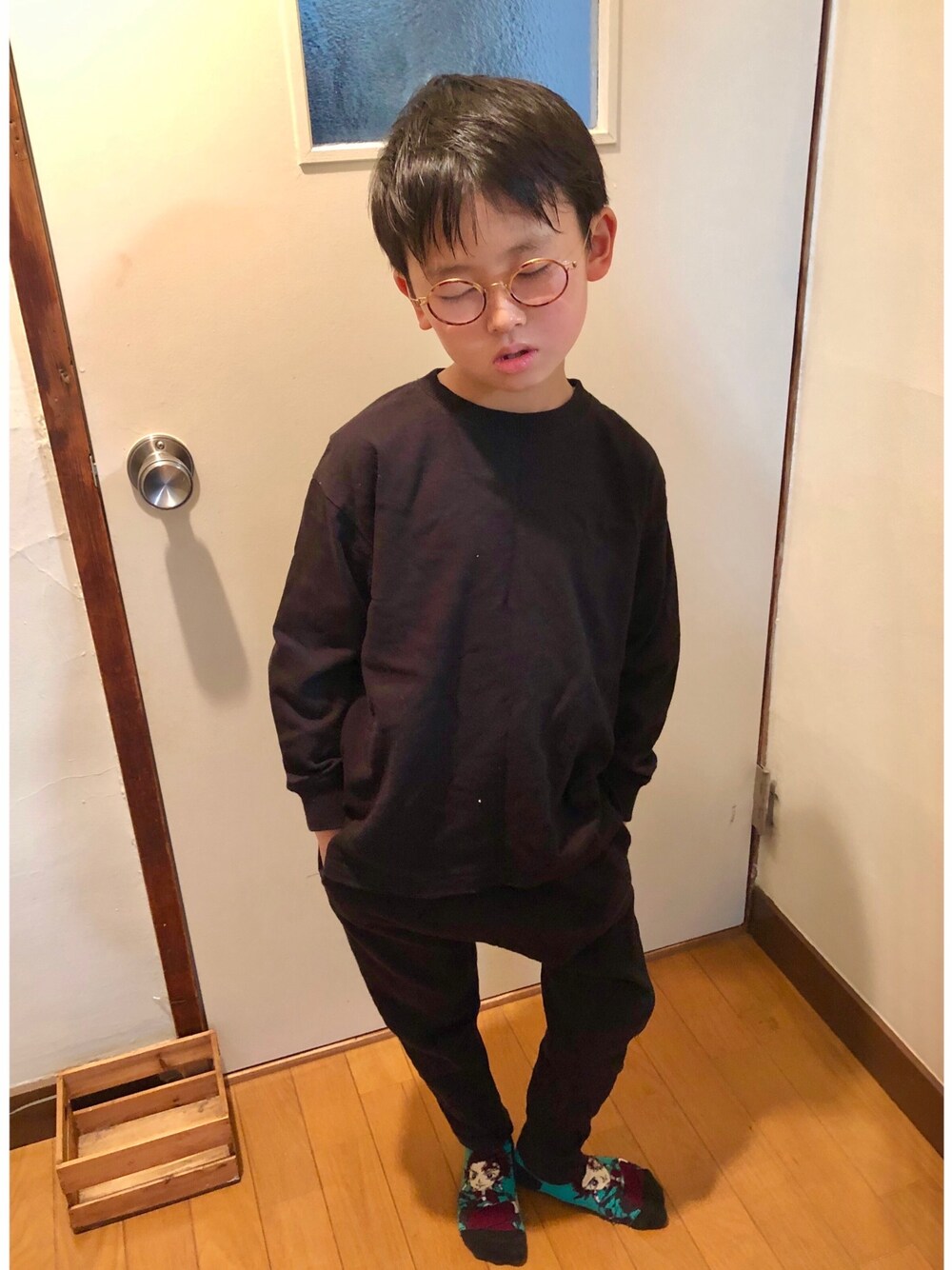 「春コーデ、ブラック、カジュアルコーデ、プチプラ、シンプルコーデ、カジュアル、ラフ、今日のコーデ、ワントーンコーデ、着回しコーデ」｜「devirockのBIGシルエット袖リブ長袖Tシャツ（Tシャツ/カットソー、ブラック系）」を使った、naomamaさん（キッズ・120cm）の春コーディネートの1枚目の写真