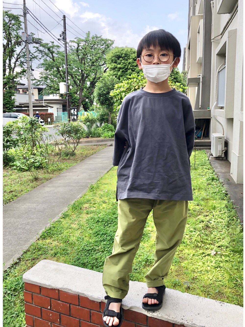 「休日スタイル、春夏コーデ、ラクチンコーデ、リラックススタイル、ラフコーデ、サンダル、カーキ、Tシャツ、プチプラ、カジュアル」｜「CIAOPANIC TYPYのUSAコットン5分袖Tee（Tシャツ/カットソー、グレー系）」を使った、naomamaさん（キッズ・120cm）の春コーディネートの1枚目の写真