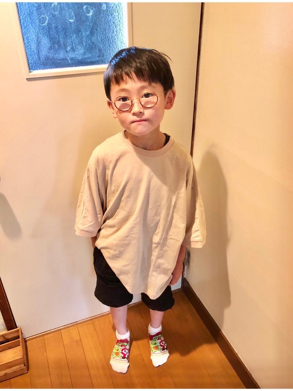 「ゆるコーデ、カジュアル、今日のコーデ、着回しコーデ、夏コーデ、プチプラ、ベージュ、めがね、淡色コーデ、ハーフパンツ」｜「CIAOPANIC TYPYの【ママとおそろい】ネック刺繍ポンチョTee（Tシャツ/カットソー、ベージュ系）」を使った、naomamaさん（キッズ・120cm）の夏コーディネートの1枚目の写真