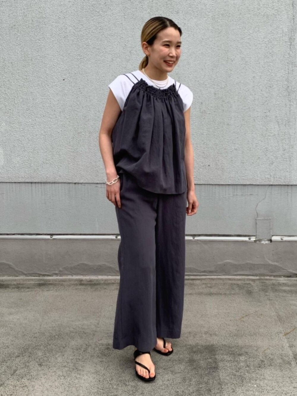 ブラック系のサンダル、グレー系のその他パンツ、グレー系のキャミソールを着用したレディースの春コーディネートの1枚目の写真