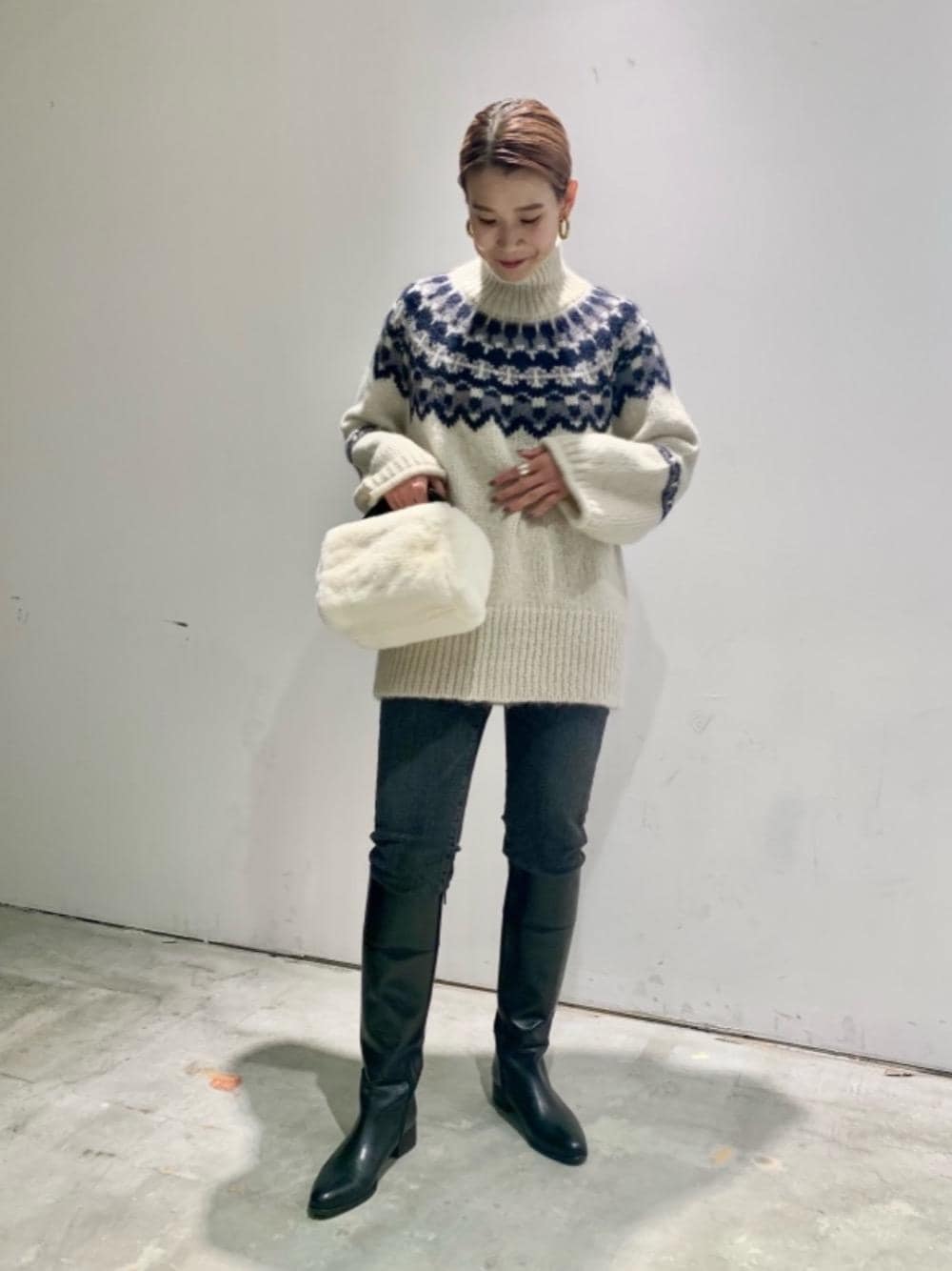「トレンド、リラックス、シューズ、👟バッグ、ニット/セーター、ぱんつ、あうたー」｜「UNITED ARROWSのUWCC DENIM スリムパンツ†（デニムパンツ、ブラック系）」を使った、Kanae Nagahataさん（レディース・159cm）の冬コーディネートの1枚目の写真