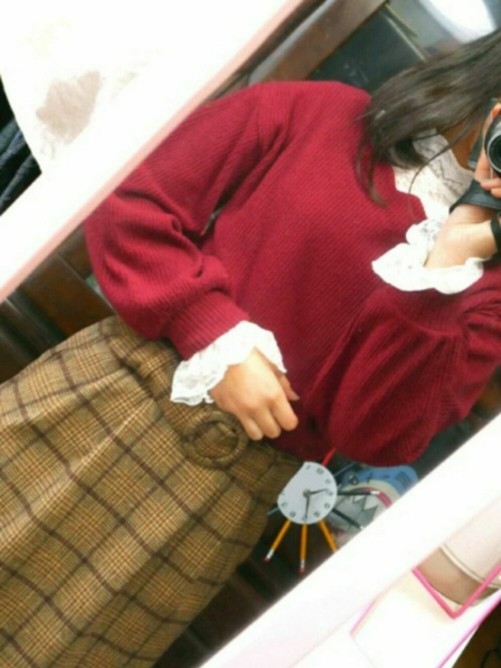 レッド系のニット/セーター、ホワイト系のその他トップス、ブラウン系のスカートを着用したレディースの冬コーディネートの1枚目の写真