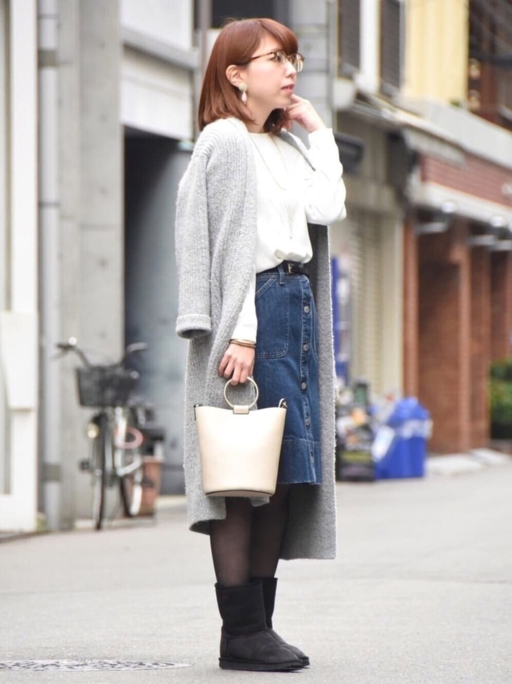 「シンプル、オトナカジュアル、デニムスカート、ダテメガネ、バケツバッグ、ペールトーン、ma chere Cosette?、u、GU、UNIQLO」｜「UNIQLOのアイテム（Tシャツ/カットソー、ホワイト系）」を使った、なつきさん（レディース・159cm）の冬コーディネートの1枚目の写真