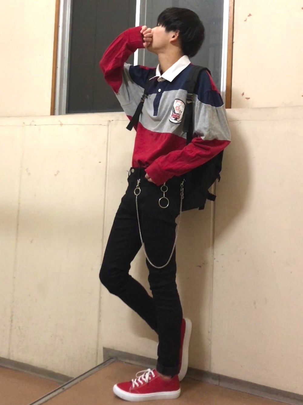 ブラック系のその他パンツ、レッド系のシューズ、レッド系のトップスを着用したメンズの秋コーディネートの1枚目の写真