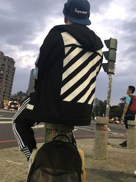「off white（オフホワイト）のアイテム（その他アウター）」を使った、Chang Youさん（メンズ・171cm）の秋コーディネート