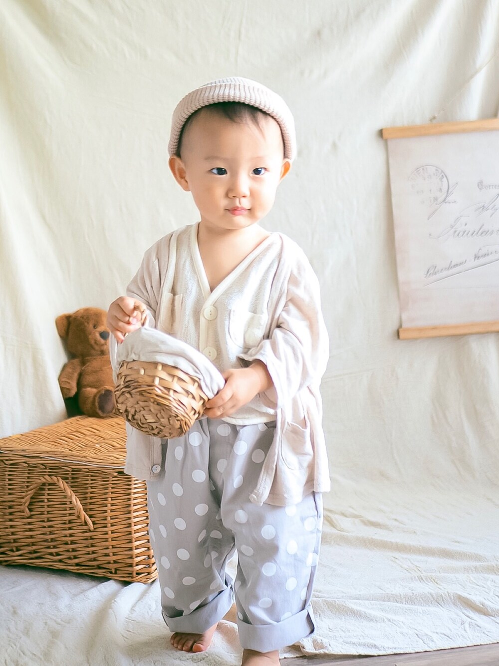 「キッズファッション、男の子、キッズ、ベビーコーデ、1歳、むすこーで、子どもコーデ、子供服、韓国子供服、韓国ファッション」｜「shop.lotolottoのアイテム（カーディガン/ボレロ、ベージュ系）」を使った、MOE & SOUさん（キッズ・80cm）の秋コーディネートの1枚目の写真