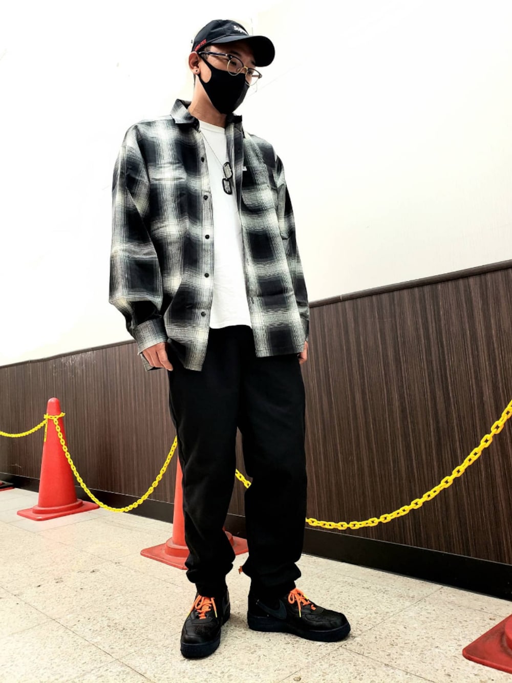 「カジュアル、ブラックコーデ、オーバーサイズ、長袖シャツ、シェフパンツ、ナイキ、ジャラーナ、スニーカー、シュプリーム、チェックシャツ」｜「Supreme のアイテム（キャップ、ブラック系）」を使った、pu1004さん（メンズ・176cm）の秋コーディネートの1枚目の写真