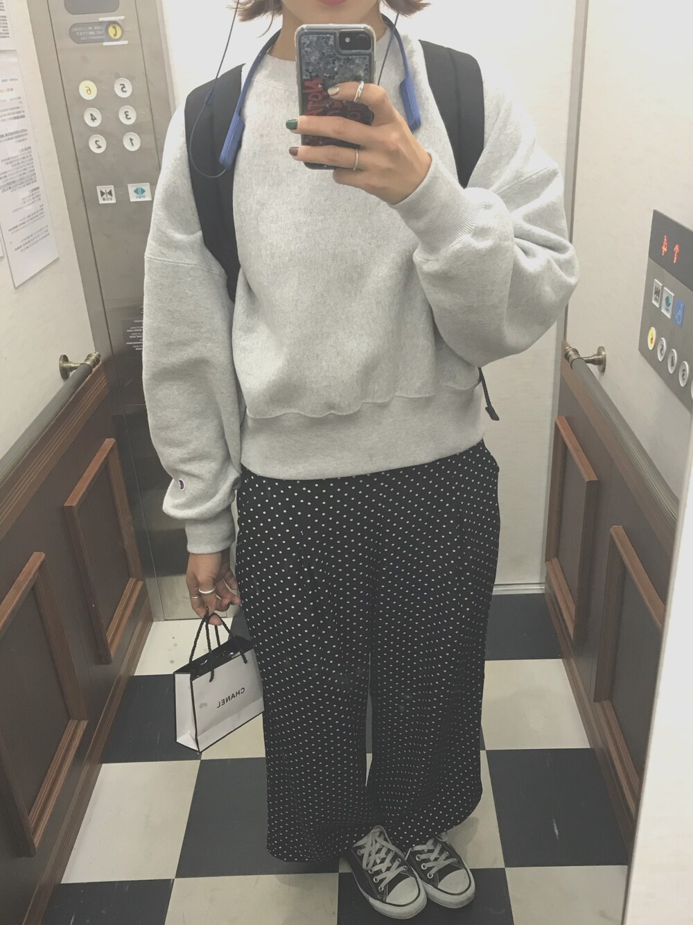「ナノユニバース、チャンピオン、スウェット、WEGO、ドット、ワイドパンツ、コンバース、オールスター」｜「Championの【Ginza 10月号掲載】【sweet, InRed 9月号掲載】【MIHO NOJIRI × nano・universe】別注リバースウィーブショートトップス（スウェット、グレー系）」を使った、あかねさん（レディース・161cm）の秋コーディネートの1枚目の写真