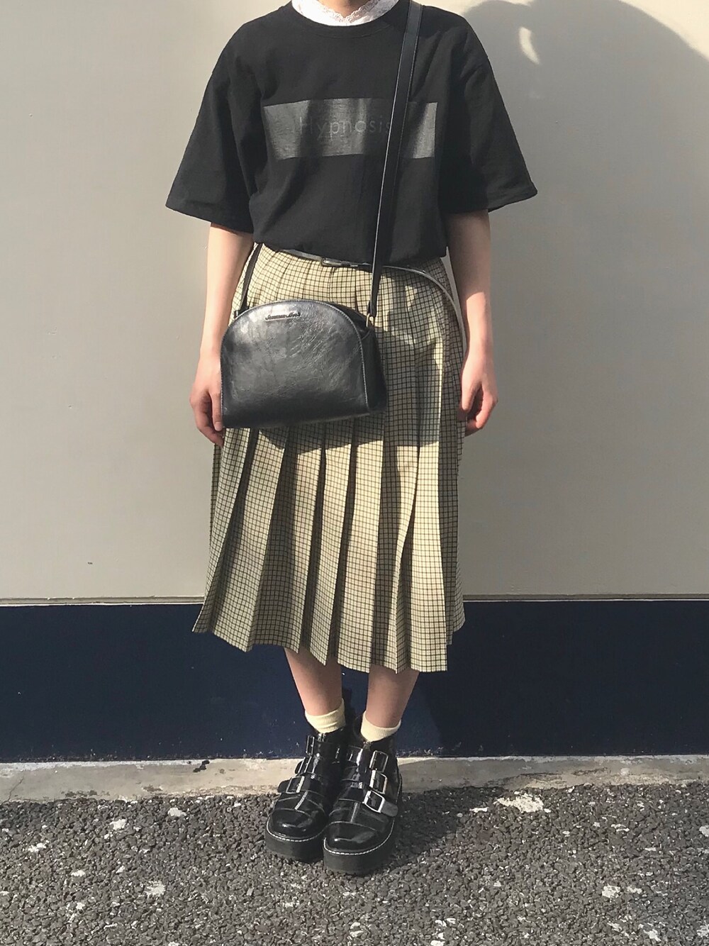 「チェックスカート、ootd、黒ティーシャツ、サントニブンノイチ、BUBBLES、Samansa Mos2、夏コーデ、Tシャツ、古着、古着MIX」｜「サントニブンノイチのアイテム（スカート、イエロー系）」を使った、iam__kotoさん（レディース・150cm）の春コーディネートの1枚目の写真