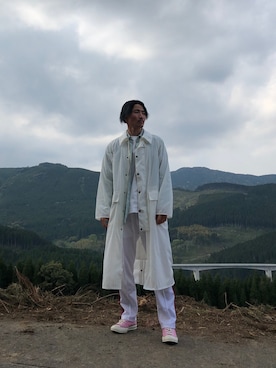 「アイテム（ステンカラーコート、ホワイト系）」を使った、1roomさん（メンズ・180cm）の春コーディネート