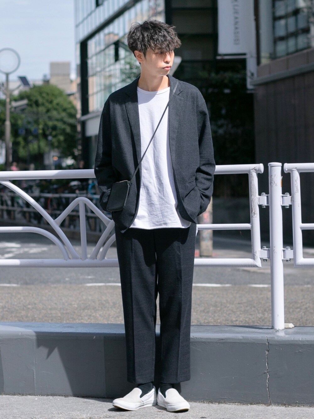 「スニーカー、ジャケット、ビッグシルエット、セットアップ、ワントーンコーデ、ショルダーバッグ、休日スタイル、スリッポン、SENSEOFPLACE、チェック柄に恋してる」｜「SENSE OF PLACE by URBAN RESEARCHのチェックイージージャケット（テーラードジャケット、ブルー系）」を使った、akiiiiさん（メンズ・181cm）の秋コーディネートの1枚目の写真