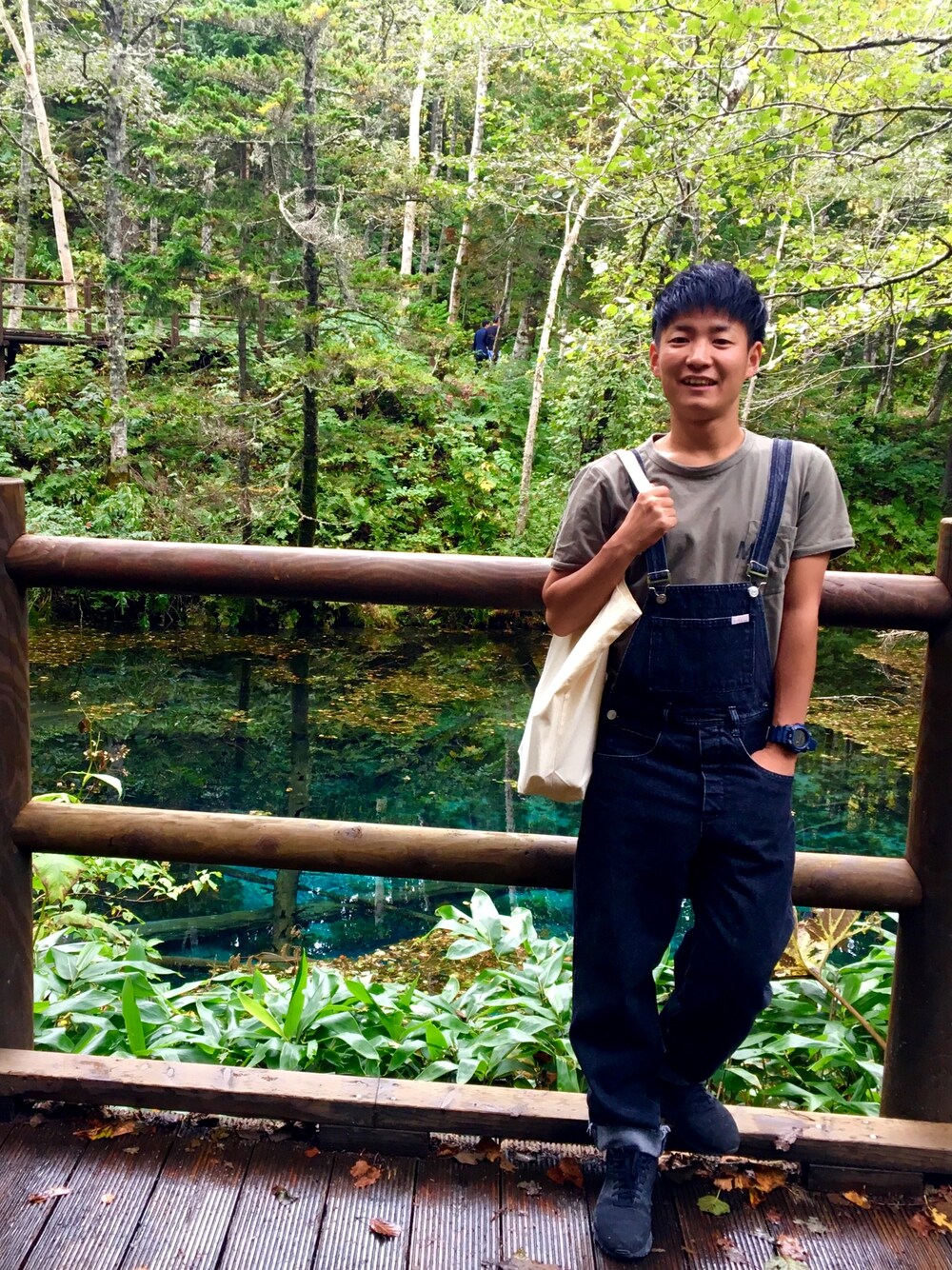 「オーバーオール、神の子池」｜「MHL.のPRINTED JERSEY（Tシャツ/カットソー、グリーン系）」を使った、わい氏さん（メンズ・158cm）の秋コーディネートの1枚目の写真