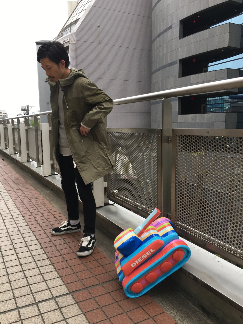 「Diesel、DIESEL柏、デニムはやっぱりディーゼル、デニム、春コーデ、ＧＷ、バンズ」｜「DIESELの00SWR00AAOP（ミリタリージャケット、グリーン系）」を使った、SHINYASUZUKIさん（メンズ・168cm）の春コーディネートの1枚目の写真