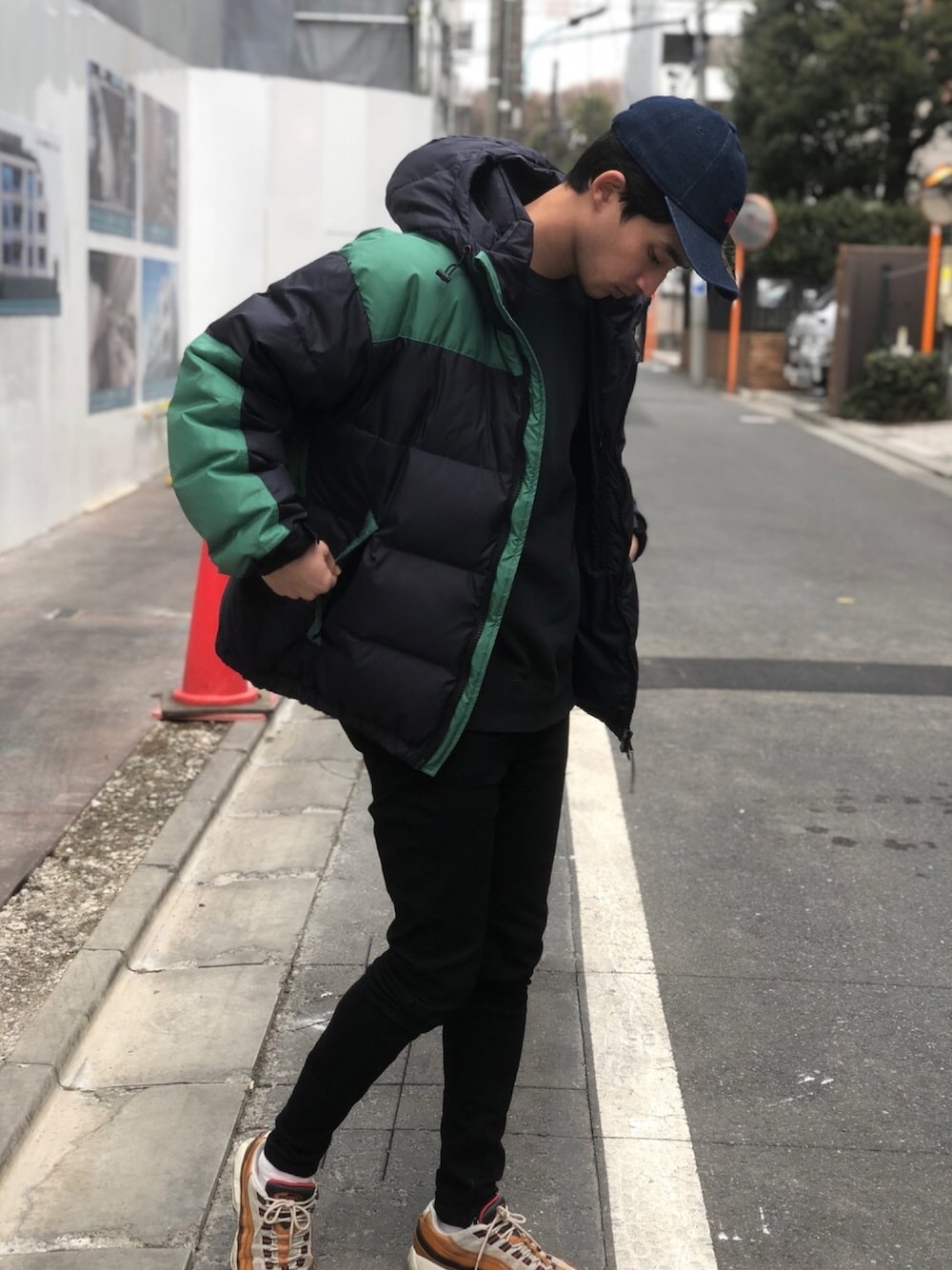 「Vライン、ニューエラ、rotol、コンバーストウキョウ、NIKE、airmax95、冬コーデ、スキニーデニム、オーバーサイズ」｜「ROTOLのアイテム（ダウンジャケット/コート、グリーン系）」を使った、kaioさん（メンズ・180cm）の冬コーディネートの1枚目の写真