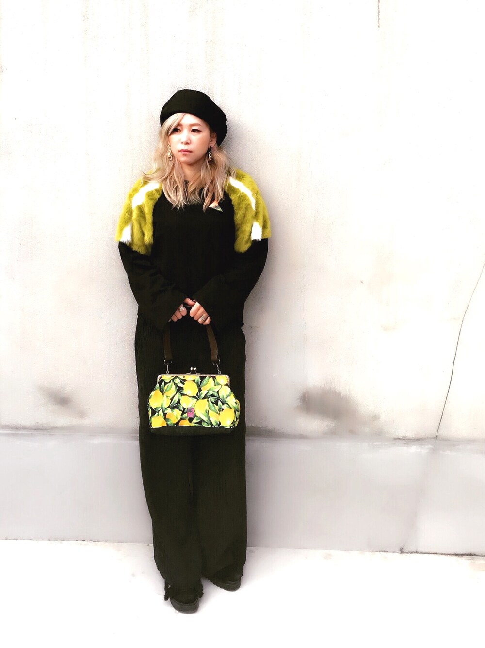 「悦粋、essui、悦子スタイル、ZARA、アンティカ、シンプルコーデ、大人カジュアル、ボア、大人コーデ、ベレー帽」｜「ZARAのアイテム（スウェット、ブラック系）」を使った、Etsuko Yamamotoさん（レディース・165cm）の冬コーディネートの1枚目の写真