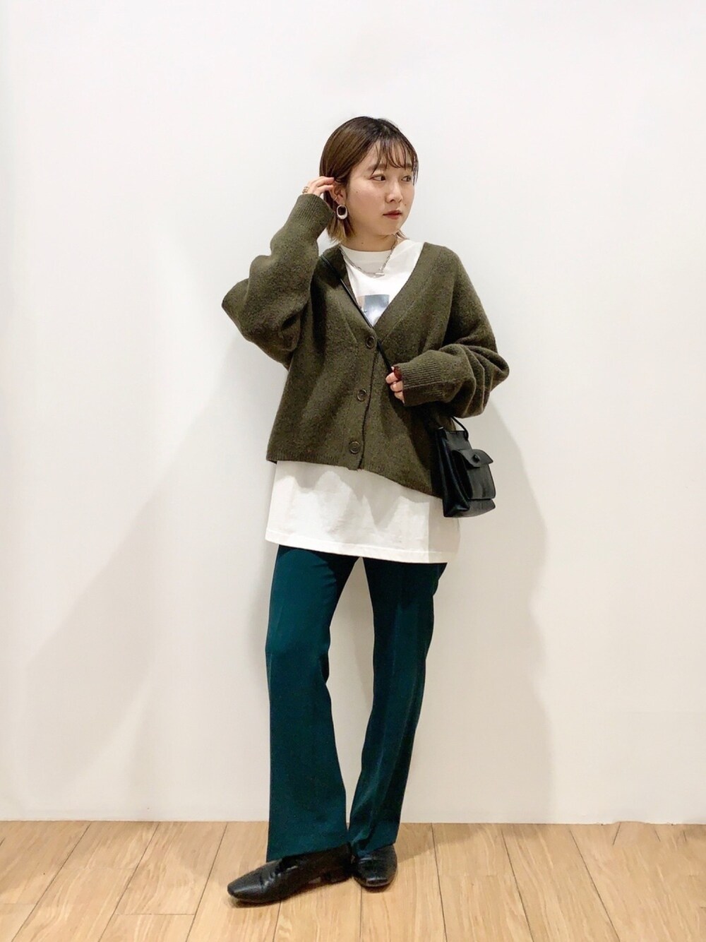 ホワイト系のTシャツ/カットソー、グリーン系のカーディガン/ボレロ、グリーン系のその他パンツを着用したレディースの冬コーディネートの1枚目の写真