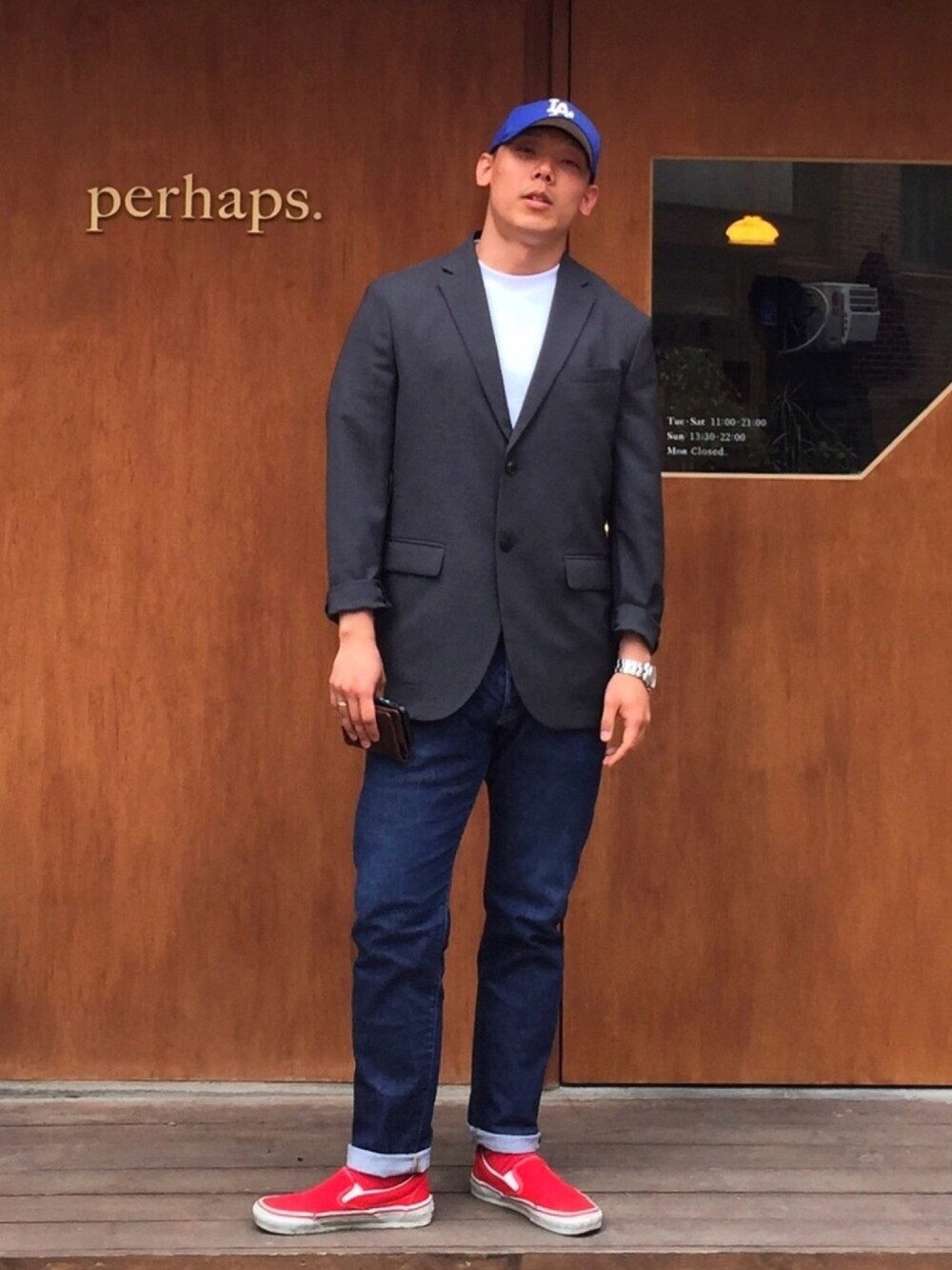 「korea、redblue、simple」｜「DKNY DONNA KARAN NEW YORKのアイテム（アナログ腕時計、シルバー系）」を使った、tnsinさん（メンズ・176cm）の冬コーディネートの1枚目の写真