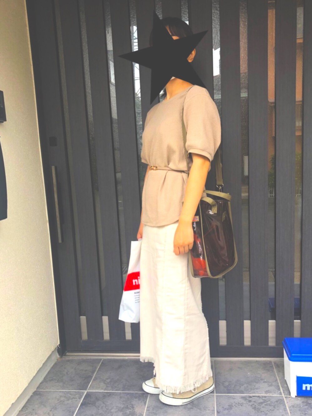 ブラウン系のTシャツ/カットソー、ホワイト系のスカート、ベージュ系のスニーカーを着用したレディースの夏コーディネートの1枚目の写真