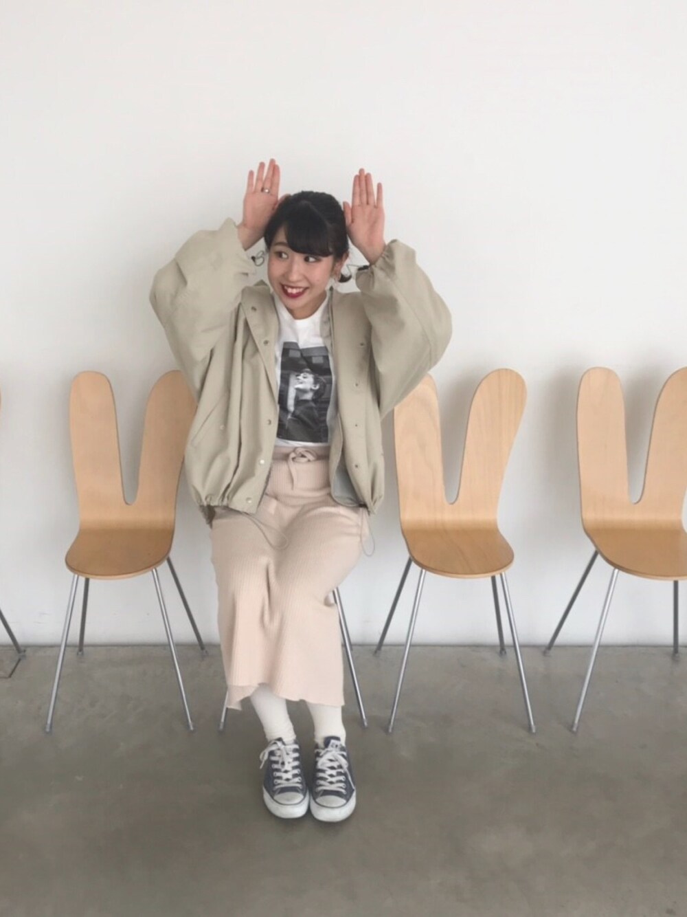 「ワントーンコーデ、サーマルスカート、Tシャツ、オードリーヘップバーン、ベージュ、ナイロンアウター」｜「Kastaneのアイテム（マウンテンパーカー、ベージュ系）」を使った、ゆさん（レディース・160cm）の春コーディネートの1枚目の写真