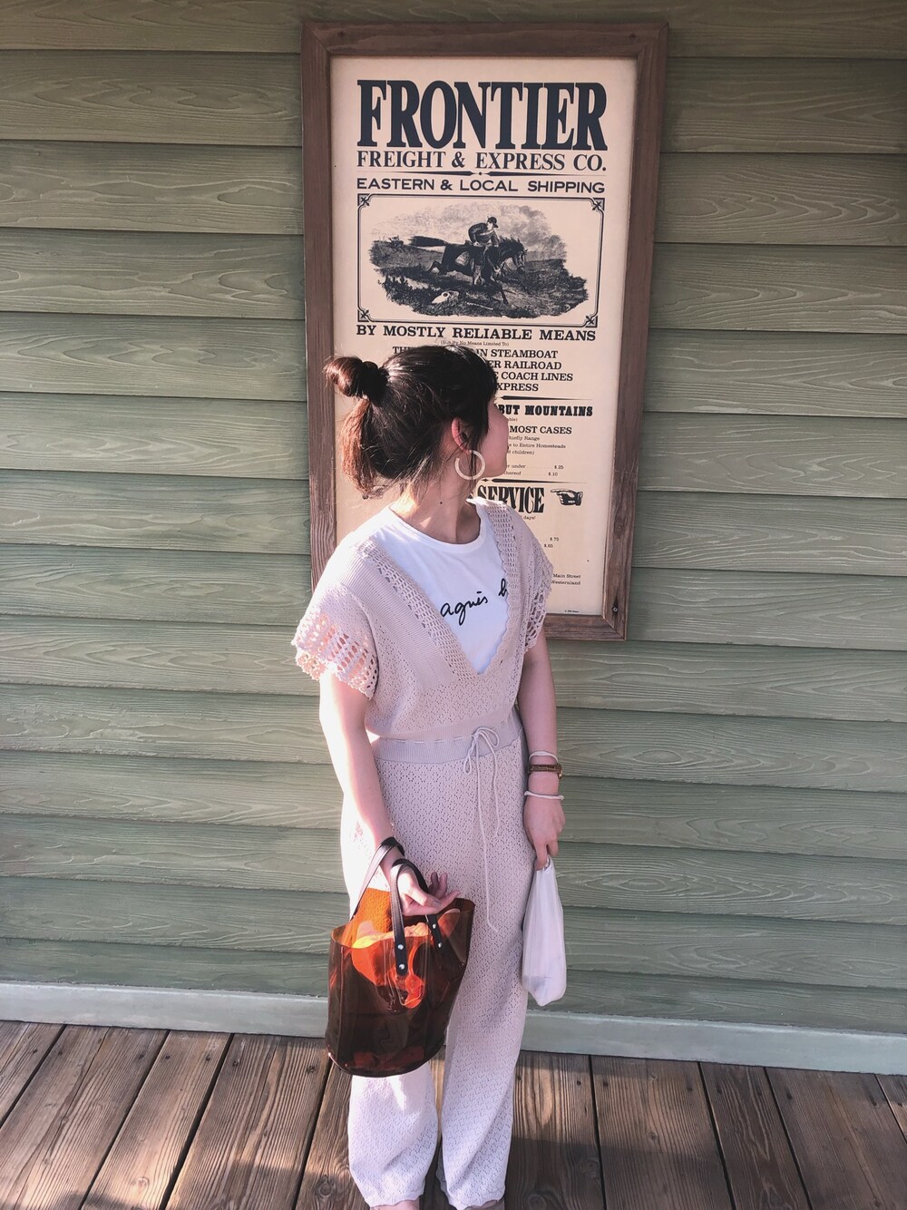 「シンプルコーデ、カスタネ(Kastane)、ディズニーコーデ」｜「agnes b.のアイテム（Tシャツ/カットソー、ホワイト系）」を使った、ゆさん（レディース・160cm）の夏コーディネートの1枚目の写真