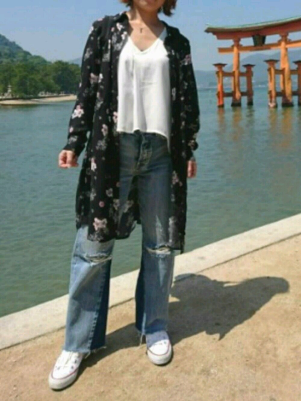 「パンツスタイル、オトナカジュアル、おしゃれさんと繋がりたい、プチプラ、moussy、デニムパンツ、コンバース、outfit、スニーカー、シャツスタイル」｜「CONVERSEの【CONVERSE ALL STAR HI】オールスターハイカットスニーカー（スニーカー、ホワイト系）」を使った、すもも-るさん（レディース・148cm）の春コーディネートの1枚目の写真
