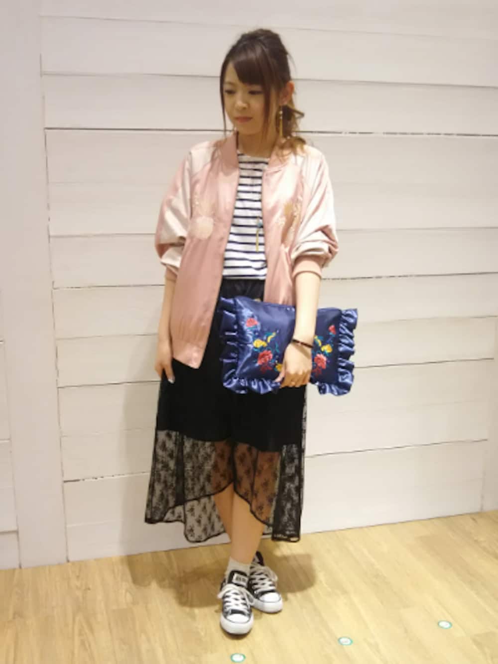 「スニーカーコーデ、スカジャン、レーススカート」｜「AS KNOW AS PINKYのアイテム（スカート、ブラック系）」を使った、ARISAさん（レディース・155cm）の春コーディネートの1枚目の写真