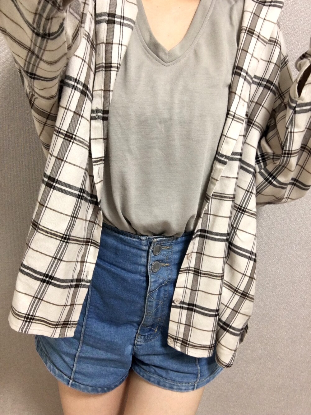 ベージュ系のタンクトップ、ベージュ系のシャツ/ブラウス、ブルー系のデニムパンツを着用したレディースの秋コーディネートの1枚目の写真