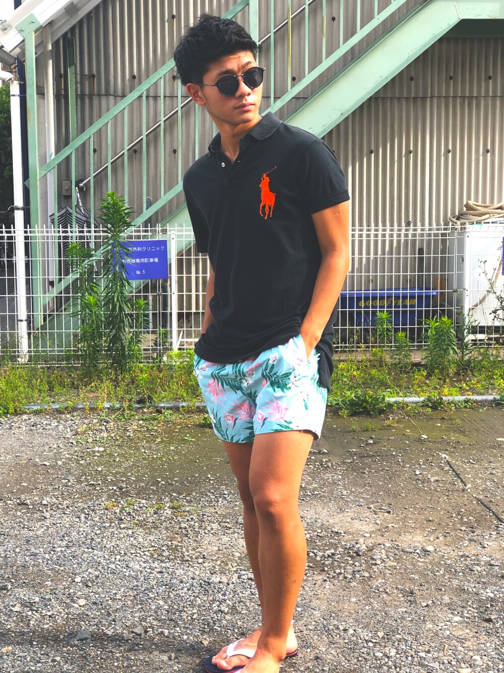 「夏、シンプルコーデ、ポロシャツ、サーフスタイル、海、rvca、水着、水陸両用、ハーフパンツ」｜「H&Mのアイテム（水着、ブルー系）」を使った、颯樹さん（メンズ・165cm）の夏コーディネートの1枚目の写真