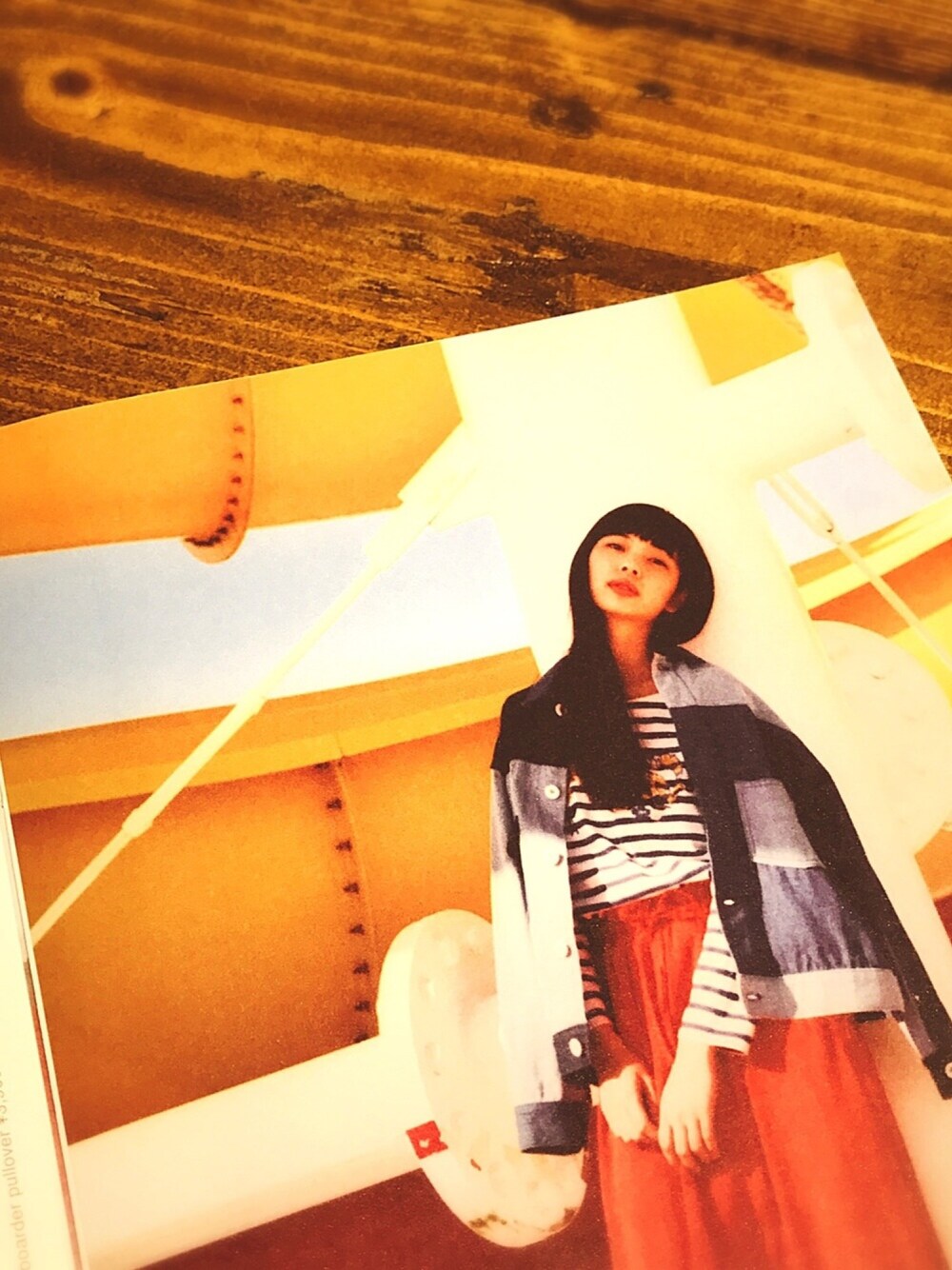 ブルー系のデニムジャケット、レッド系のスカートを着用したレディースの冬コーディネートの1枚目の写真