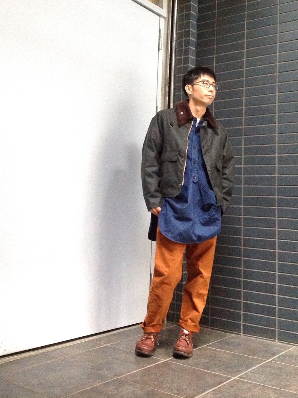 グリーン系のその他アウター、ブルー系のシャツ/ブラウス、ブラウン系のその他パンツを着用したメンズの秋コーディネートの1枚目の写真