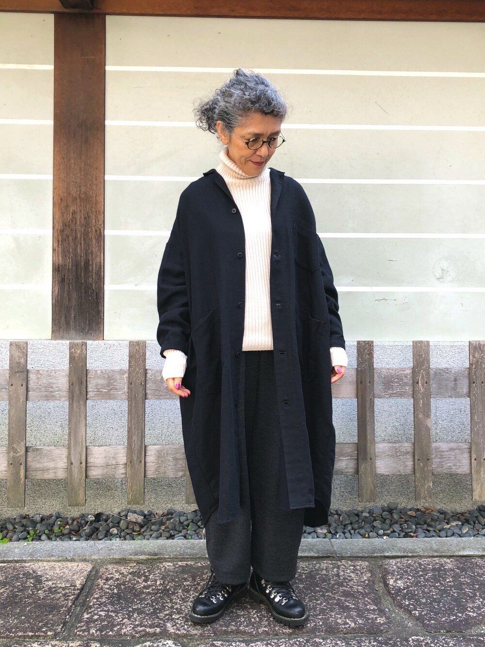 「モノトーン、Paraboot、シンプルコーデ、Brocante、ドミンゴ、リブタートル、おとなコーデ、アヴォリアーズ、FABRIQUE en Planete terre、アラシックス」｜「Parabootのアイテム（ブーツ、ブラック系）」を使った、D_MALL 京都さん（レディース・152cm）の秋コーディネートの1枚目の写真