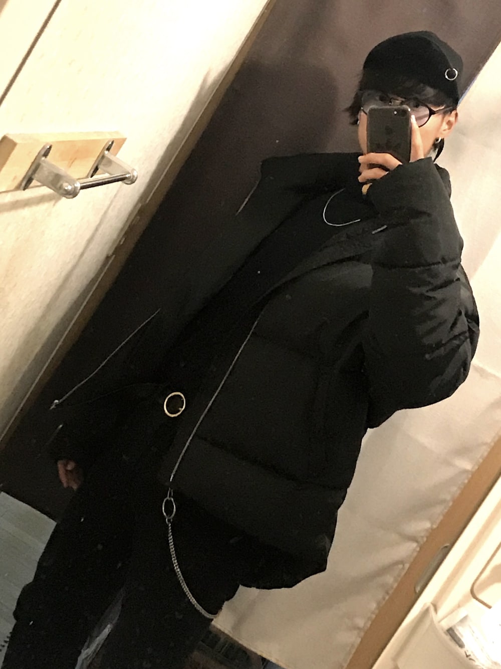 「冬コーデ、ブラック、オールブラック、ビッグシルエット、おしゃれさんと繋がりたい、韓国ファッション、キャップ、高校生、黒スキニー」｜「CASPER JOHN AIVERのCASPER JOHN AIVER　エコダウンジップパファージャケット（ダウンジャケット/コート、ブラック系）」を使った、かけるさん（メンズ・177cm）の秋コーディネートの1枚目の写真